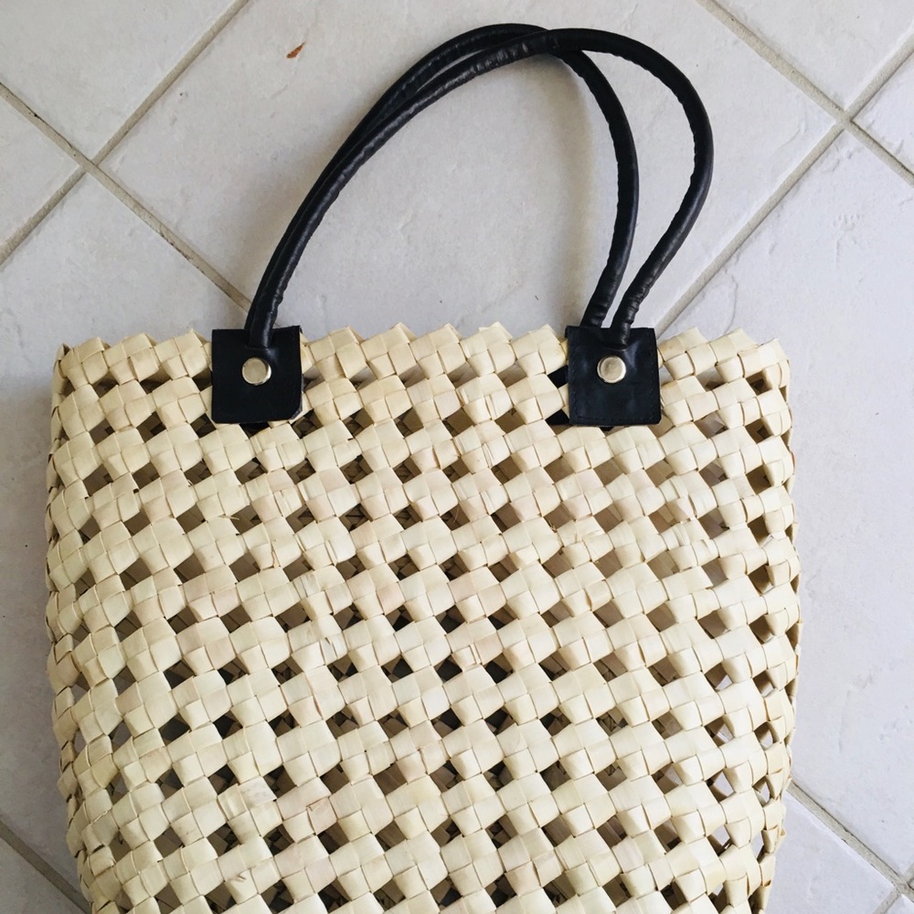 Wicker tote bag with leather handle